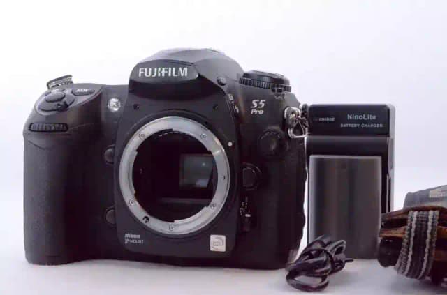 "Near Mint" Fujifilm FinePix S5 PRO 12.34MP Digital SLR Camera for Nikon F 527C